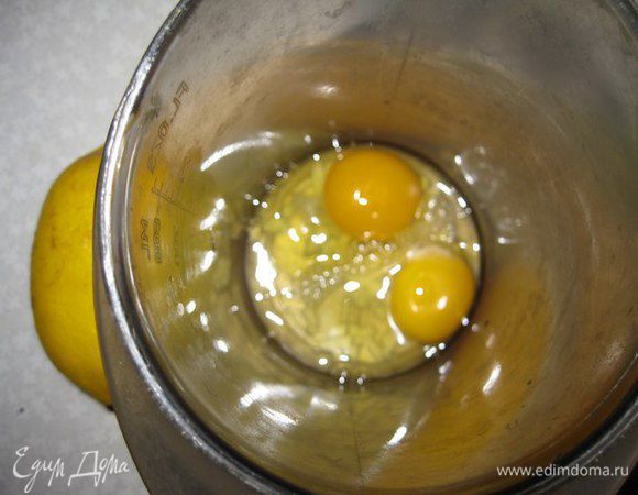 Сначала делаем соус. Мелко нарезаем чеснок, добавляем сок лимона, вбиваем яйцо и немного посолим. Все это взбиваем блендером. 