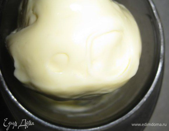 Потом медленно вливаем растительное масло и взбиваем на самой высокой скорости, на которую способен ваш блендер. Получается такой густой соус. 
Ставим его в холодильник минимум на 12 часов, соус напитается чесноком и станет очень вкусным и ароматным.