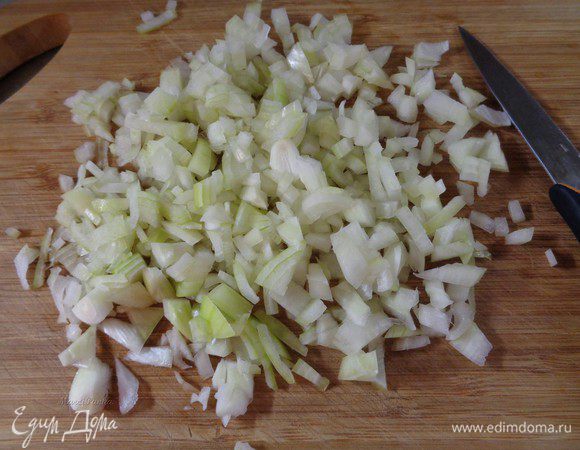 Репчатый лук и порей мелко порезать.

*Порей факультативно.
