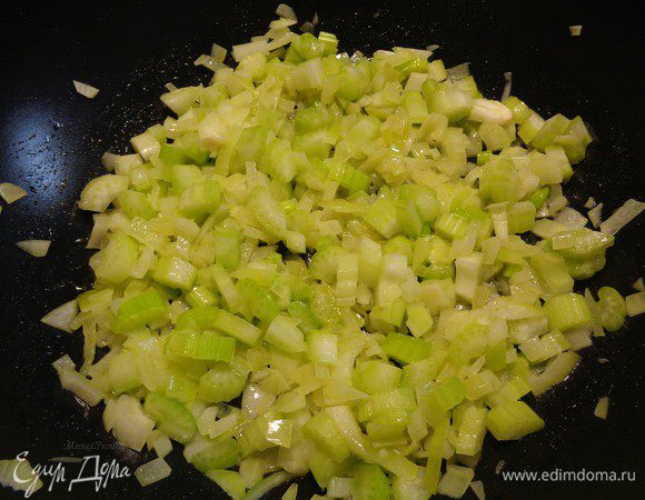 Добавить в сковороду лук и порей, а также порезанный сельдерей. Обжарить овощи.