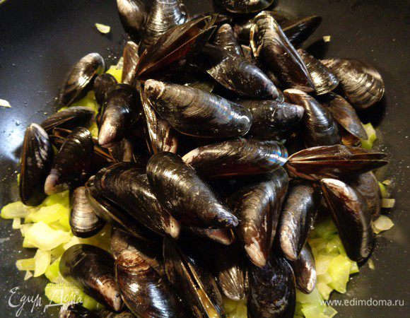 Мидии тщательно вымыть, поврежденные раковины выбросить. Добавить мидии к овощам и перемешать. 

