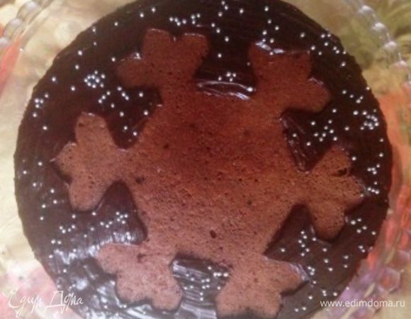 Можно не стараться вырисовывать детали - когда мы уберем трафарет все будет ровно и аккуратно (главное, заметить, где край трафарета, чтобы подцепить и вытащить его). Пока глазурь не застыла, я дополнительно посыпала ее кондитерской присыпкой (но это вовсе не обязательно).
И поставить торт в холодильник до застывания глазури (примерно на полчасика).