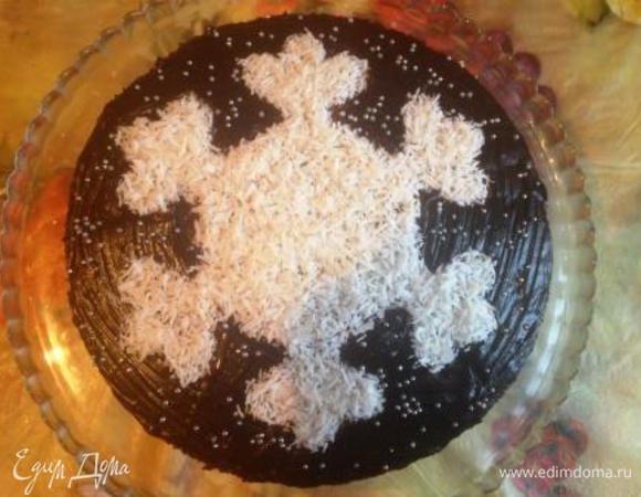 Достаем торт, смазываем серединку либо остатками глазури (тонким слоем), либо любым сиропом или медовой водичкой (разводим мед с водой 1:1), чтобы кокосовая стружка прилипла. И покрываем середину кокосовой стружкой теперь уж под "трафарет" из глазури. Если вы даже промахнетесь и насорите стружкой по глазури - ее можно будет смести кисточкой (для этого мы и ждали, чтобы глазурь застыла).
