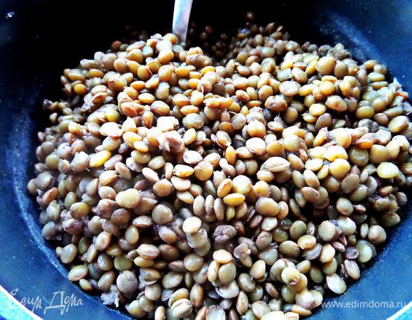 Чечевицу заранее отвариваем. В рецепте дала вес уже готовой!