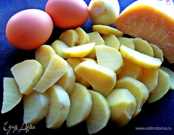 Картофель тоже отварить (можно до полуготовности), разрезать на дольки в 0,5 см.