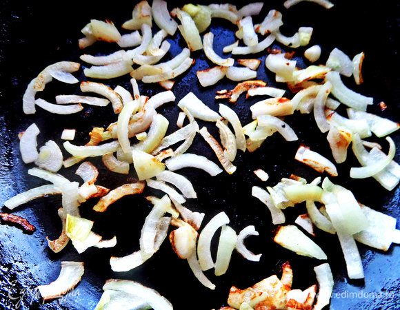 Луковицу разрезать и обжарить.