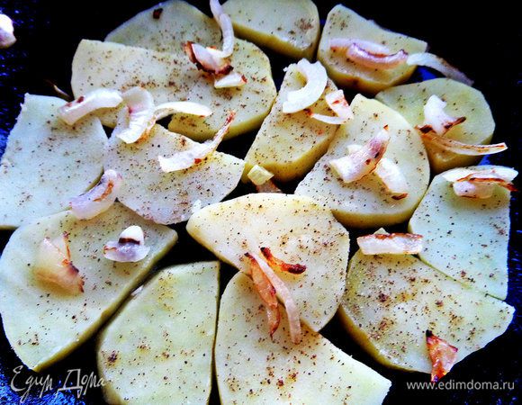 На дно сковороды налить немного масла, выложить слой картофеля, чуть лука, соль, перец.