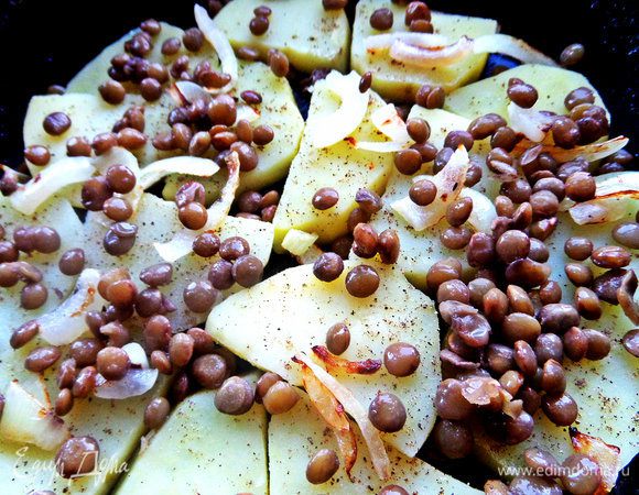 Насыпать произвольно немного чечевицы (можно заменить горошком!).