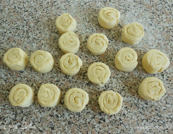 Тонким острым ножом нарежьте рулетики поперёк на 8 равных частей (всего получится 16).