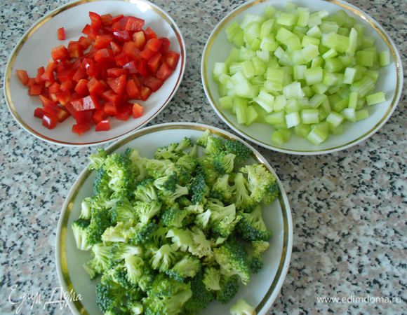 
В миске взбейте до однородной массы сыр, сметану, чесночный порошок и укроп. Уберите в холодильник. Постарайтесь нарезать перец и сельдерей маленькими кубиками, а у брокколи срезать только самые мелкие соцветия.