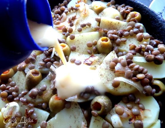 В шейкере взбиваем яйца со сметаной (можно добавить пару ложек воды,если сметана густая) и солью, заливаем все слои.