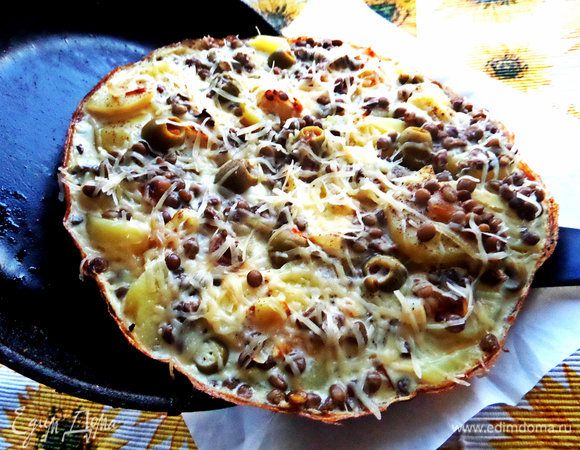 Когда фриттата схватится,посыпаем сыром и выключаем огонь. Накроем крышкой и сыр расплавится!