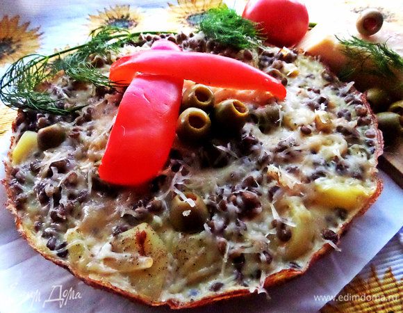 Сразу подаём горячую ароматную фриттату!