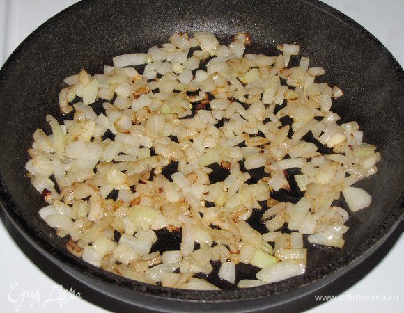 Разогреть в сковороде растительное масло и обжарить мелко нарезанный лук до румяности.