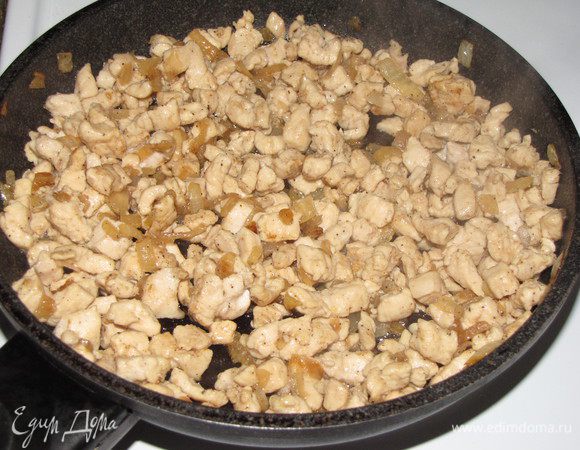 Добавить нарезанное мелкими кусочками куриное филе. жарить минут 5-7 до готовности курицы.