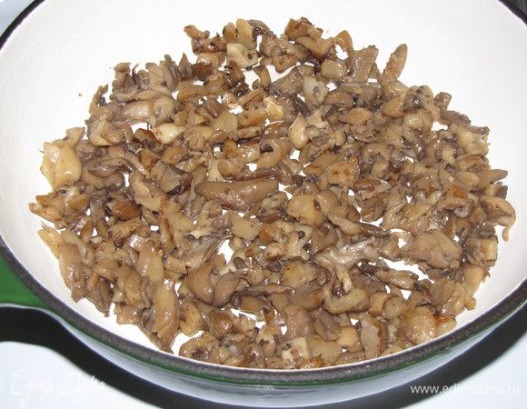 На отдельной сковороде обжарить грибы. Можно взять любые свежие грибы. В моем случае - вешенки.