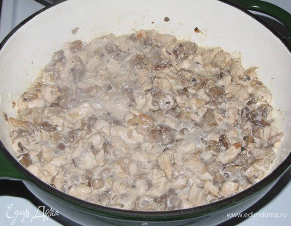 Добавить к грибам куриное филе и влить сметану, перемешать. Посолить и поперчить по вкусу. Немного потушить и снять с огня. Начинка готова.