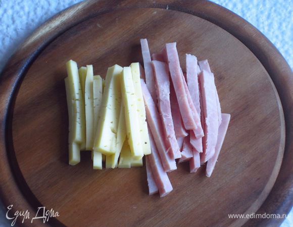 Ветчину и сыр нарезать тонкими полосками.