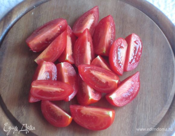 Помидоры нарезать ломтиками.