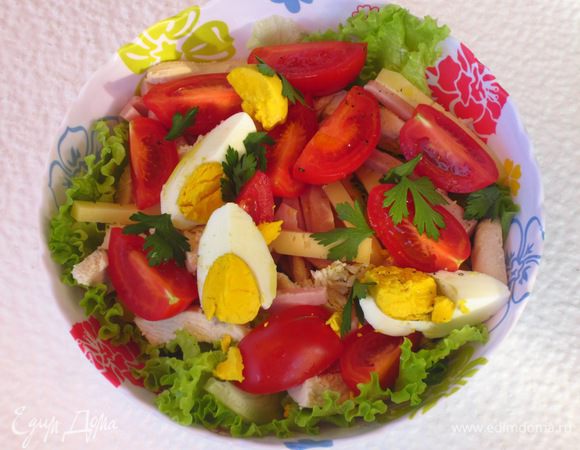 Листовой салат крупно порвать руками и выложить в салатник.Сверху красиво разложить остальные ингредиенты.