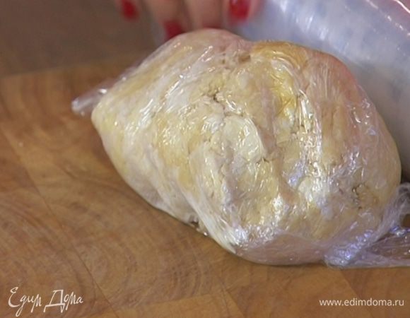 Сформировать из теста шар, завернуть в пищевую пленку и отправить на 20–30 минут в морозильник.