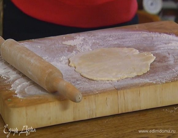 Рабочую поверхность присыпать оставшейся мукой, разделить охлажденное тесто на небольшие кусочки и раскатать их в не слишком тонкие круги.