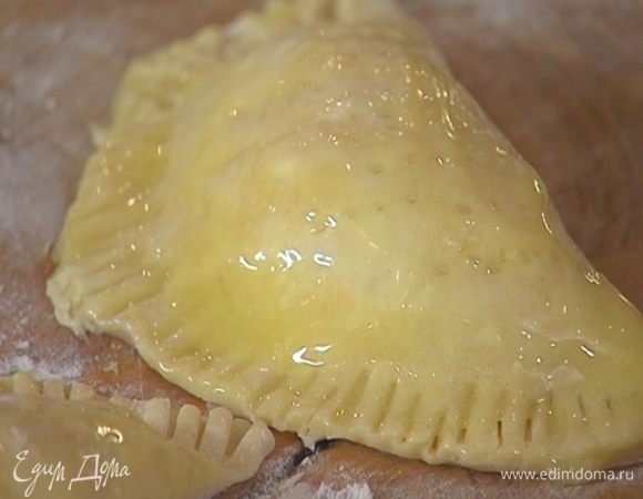 Желток со щепоткой соли взбить вилкой и смазать пирожки.