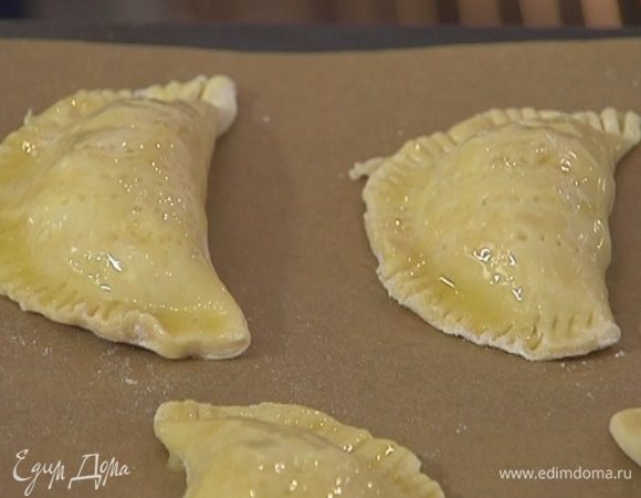 Противень выстелить бумагой для выпечки и выложить пирожки.