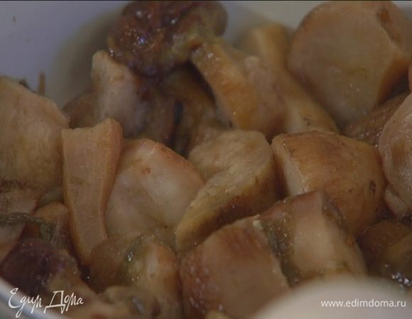 Замороженные белые грибы разморозить (жидкость, которая останется от грибов, сохранить).