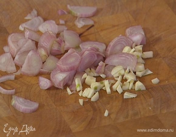 Чеснок почистить и мелко порубить.