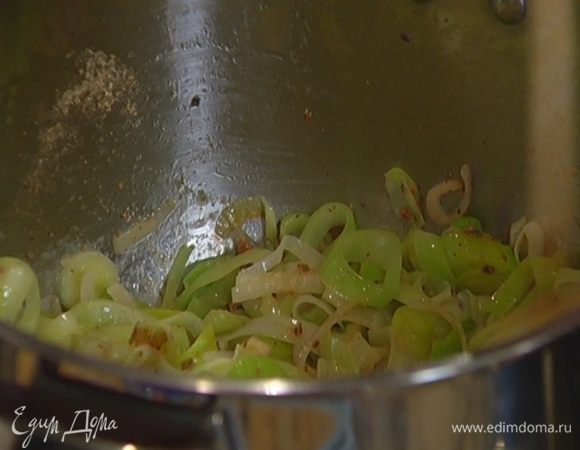 Влить вино, посолить, поперчить и дать алкоголю слегка выпариться.