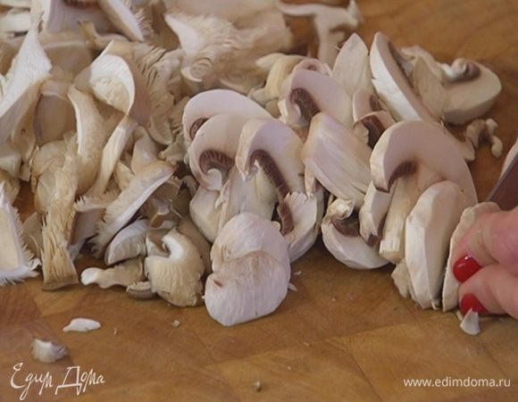 Вешенки и шампиньоны нарезать пластинками, добавить в кастрюлю и все перемешать.