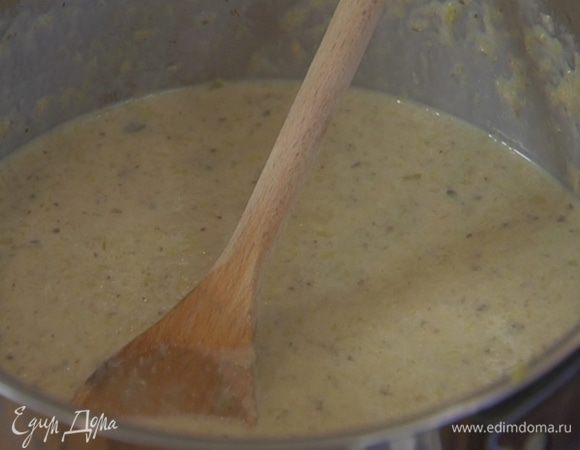 Готовый суп взбить погружным блендером, так чтобы остались небольшие кусочки грибов, затем влить сливки и все перемешать.