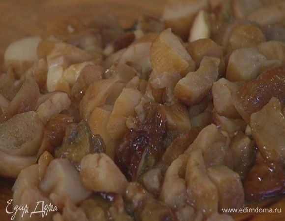 Размороженные белые грибы нарезать небольшими кусочками.