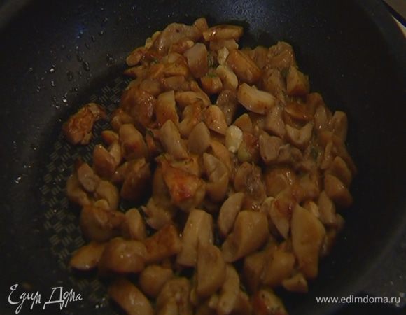 Разогреть в сковороде оставшееся сливочное масло, выложить порезанные грибы, оставшийся чеснок, листья тимьяна, поперчить, посолить и жарить 10–15 минут на медленном огне до готовности грибов.