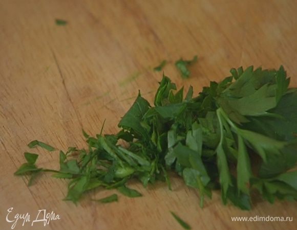 Петрушку мелко порубить.