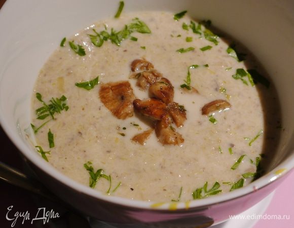 Суп разлить в тарелки, добавить обжаренные белые грибы с тимьяном и посыпать петрушкой.