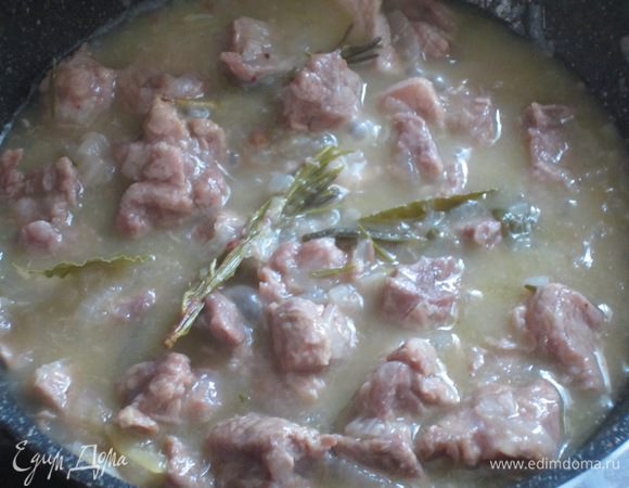 Влить маринад, половник горячего овощного бульона, добавить пучок ароматических трав (розмарин,лавровый лист,шалфей) и посолить.Тушить под крышкой 90 минут.


