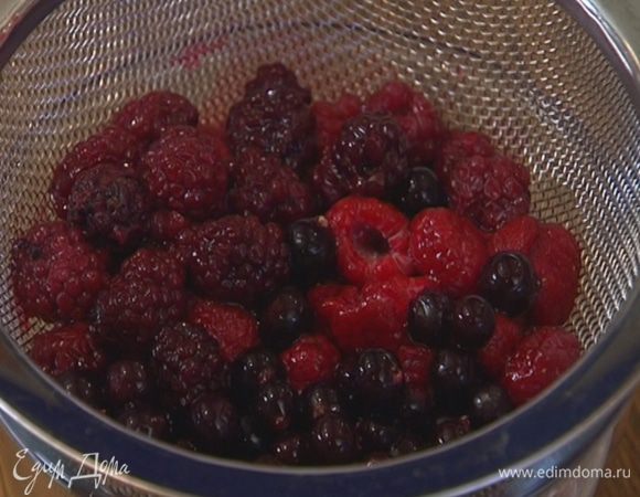Все ягоды предварительно разморозить, затем соединить в дуршлаге.