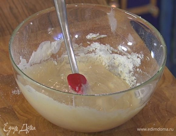 Продолжая перемешивать, порциями влить молоко, добавить сахар (1 ст. ложку оставить), ванильный экстракт и вымешать гладкое, воздушное тесто.