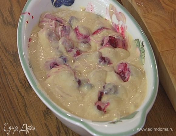 Равномерно залить тестом ягоды, так чтобы они были видны.