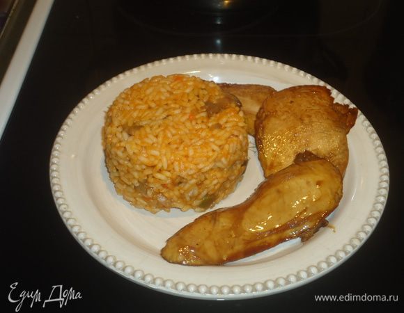 Ставим вариться рис засыпаем в кастрюлю и наливаем воду. 
Солим по вкусу до готовности. 