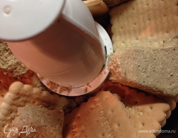 Для основы берем сухое печенье и измельчаем его вместе с халвой. Халву я брала ванильную подсолнечную, но можно брать ореховую или тахинную. У меня почему-то комбайн измельчил печенье, оставив довольно крупные кусочки, это можно будет увидеть на последних фото, но это не повлияло на конечный результат, а кусочки печенья приобрели ореховый вкус.
Масса не должна получиться плотной, как в случае с добавлением масла. Она не будет лепиться, а напомнит песок. Это нормально, так как халва при запекании расплавится и скрепит конструкцию)) 
