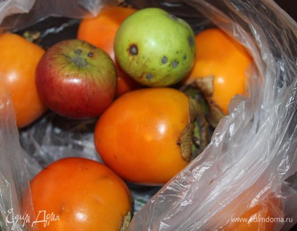 Хурма нужна очень спелая и сладкая. 
Кстати, кто не знает, расскажу как можно ее (и не только) «доспеть». 
Я, если покупаю твердый неспелый фрукт, кладу его в целлофановый пакет с яблоком. Плотно завязываю и оставляю при комнатной температуре. 
