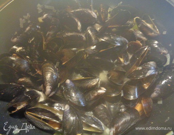 Накрыть крышкой и варить на среднем огне в течение 10-12 минут или пока мидии не откроются. Встряхнуть кастрюлю раза 2-3 в течении этого времени, чтобы мидии перемешались.