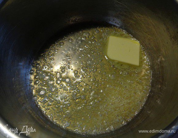 В кастрюле растопить 20 гр. сливочного масла и добавить процеженный отвар. Варить на сильном огне около 3 минут, все время помешивая.