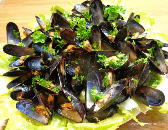 Залить мидии соусом и посыпать рубленой зеленью петрушки. Подавать на блюде, используя листья салата в качестве подложки.

Часть соуса стечет вниз на листья салата и получится еще вкуснее!

Приятного аппетита!