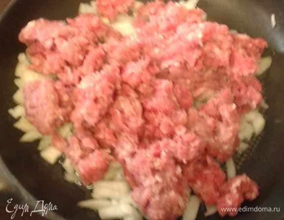 Тем временем подготовим начинку. Мясной фарш обжарить с мелко порезанным луком, посолить, поперчить, добавить отваренный рис. 
