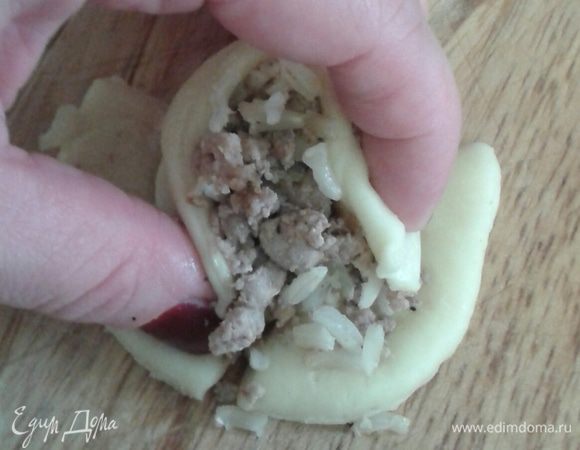  Заворачиваем в форме «розочки» (у меня это получилось очень условно). 