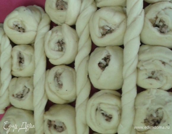 Получившиеся шарики выкладываем  елочкой в форму для выпечки.